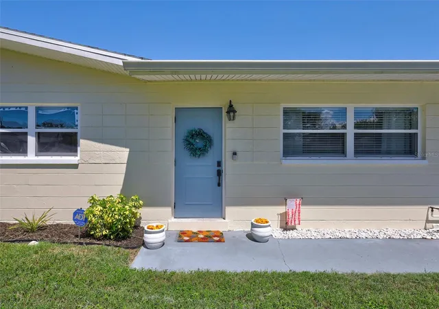 Photo 3 of Single family home for sale at 3672 Searobin Dr SE, Saint Petersburg, FL 33705 | MLS# TB8550654 | Listing updated on 2026-10-20