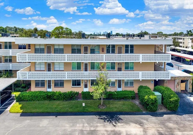 Photo 2 of Condo for sale at 5095 Bay St NE #107, Saint Petersburg, FL 33703 | MLS# TB8550660 | Listing updated on 2026-09-21