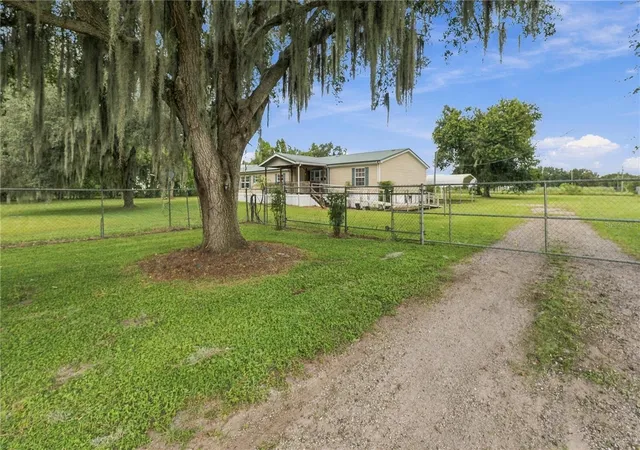 Photo 2 of Manufactured home for sale at 8611 County Line Rd, Lithia, FL 33547 | MLS# TB8550666 | Listing updated on 2026-09-26