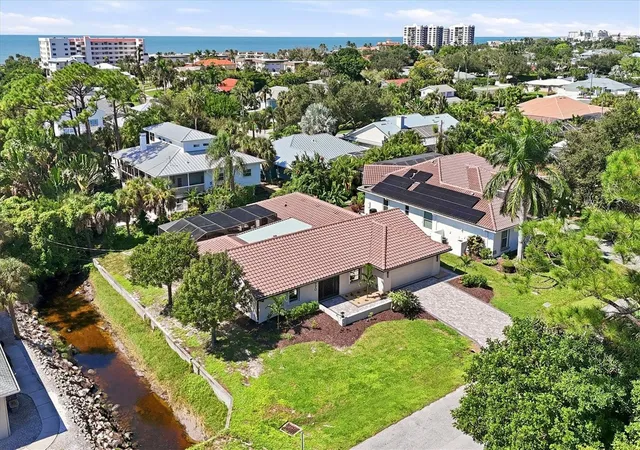 Photo 3 of Single family home for sale at 620 Hibiscus Dr, Venice, FL 34285 | MLS# N6145860 | Listing updated on 2026-10-22