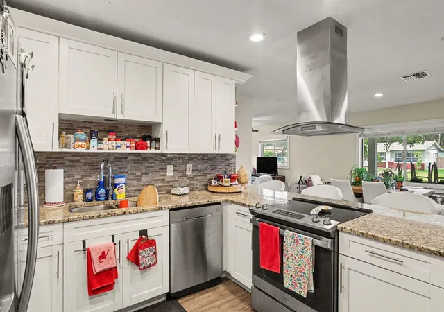 Photo 3 of Single family home for sale at 2117 Mary Sue St, Largo, FL 33774 | MLS# TB8550687 | Listing updated on 2026-09-22