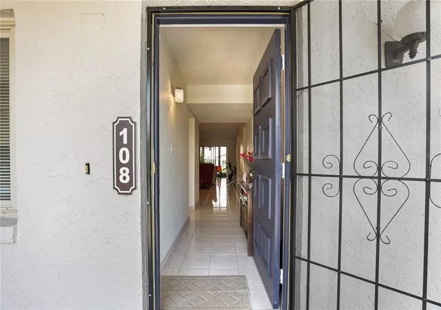 Listing Photo 5 - Condo for sale in building located at 11 Escondido Cir, ALTAMONTE SPRINGS, FL 32701 - Unit #108