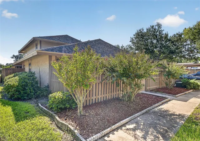 Photo 2 of Townhouse for sale at 810 Hunters Ct, Brandon, FL 33511 | MLS# TB8550726 | Listing updated on 2026-09-26