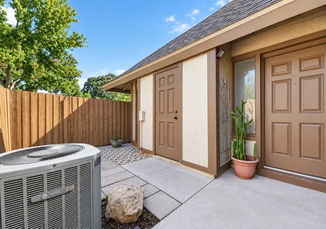 Photo 4 of Townhouse for sale at 810 Hunters Ct, Brandon, FL 33511 | MLS# TB8550726 | Listing updated on 2026-09-26