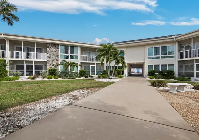 Photo 3 of Condo for sale at 500 S Washington Dr #19B, Sarasota, FL 34236 | MLS# A4706870 | Listing updated on 2026-09-30
