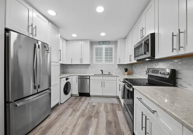 Listing Photo 5 - Condo for sale in building located at 500 S Washington Dr, Sarasota, FL 34236 - Unit #19B