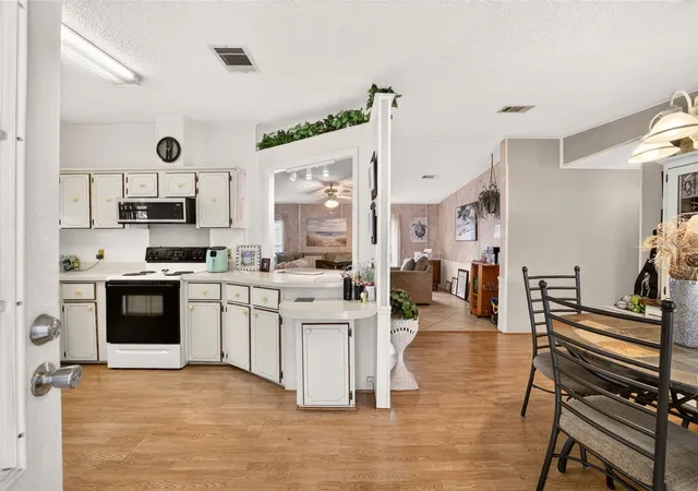 Photo 4 of Manufactured home for sale at 920 Silver Oak Ave, Lady Lake, FL 32159 | MLS# G5118081 | Listing updated on 2026-09-24