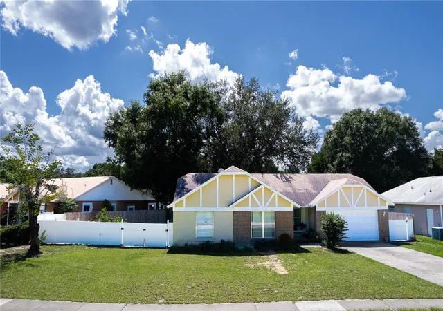 Photo 2 of Single family home for sale at 106 Red Rose Cir, Orlando, FL 32835 | MLS# O6443600 | Listing updated on 2026-10-11