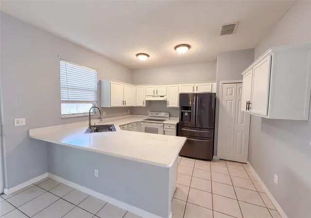 Photo 4 of Single family home for sale at 826 Hilly Bnd Dr, Apopka, FL 32712 | MLS# O6443609 | Listing updated on 2026-09-22