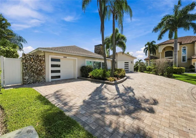 Photo 3 of Single family home for sale at 3905 Fontainebleau Dr, Tampa, FL 33634 | MLS# TB8550813 | Listing updated on 2026-10-02