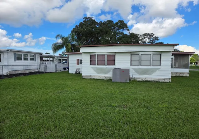 Photo 3 of Manufactured home for sale at 7478 Western Cir Dr, Brooksville, FL 34613 | MLS# W7889698 | Listing updated on 2026-09-22