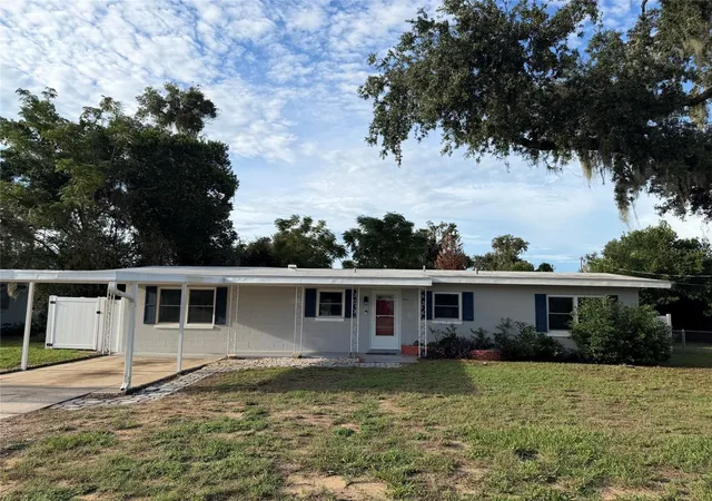 Photo 3 of Sale Pending at 303 Windemere Ave, Eustis, FL 32726 | MLS# O6443671 | Listing updated on 2026-09-25