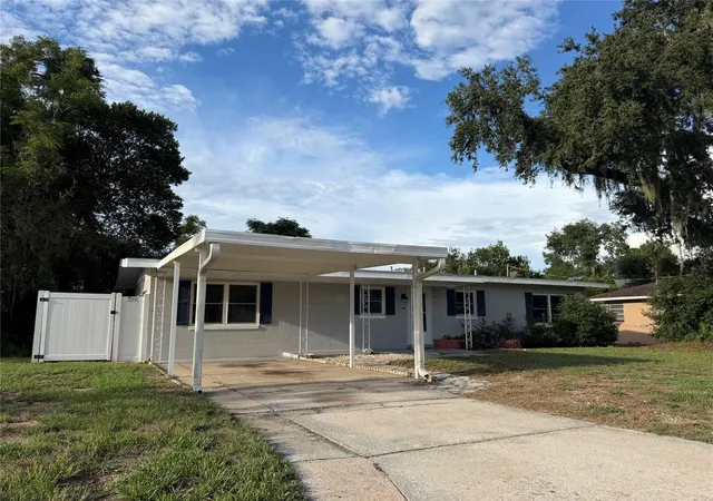 Photo 3 of Sale Pending at 303 Windemere Ave, Eustis, FL 32726 | MLS# O6443671 | Listing updated on 2026-09-25