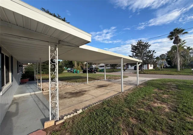 Photo 4 of Sale Pending at 303 Windemere Ave, Eustis, FL 32726 | MLS# O6443671 | Listing updated on 2026-09-25