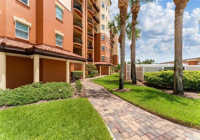 Listing Photo 4 - Condo for sale in building located at 5301 Gulf Blvd, St. Pete Beach, FL 33706 - Unit #E406