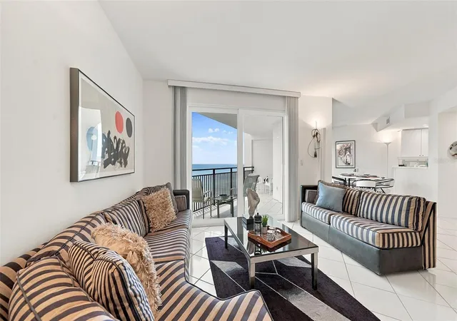 Listing Photo 4 - Condo for sale in building located at 2525 Gulf Of Mexico Dr, Longboat Key, FL 34228 - Unit #7B
