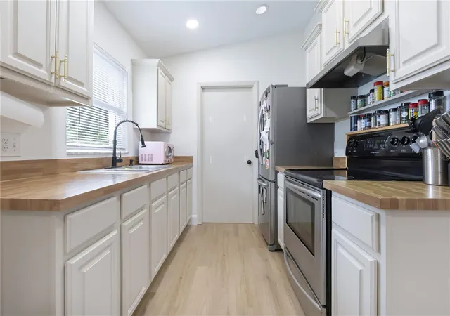 Photo 3 of Single family home for sale at 802 Fox Lake Dr, Lakeland, FL 33809 | MLS# L4965237 | Listing updated on 2026-09-22
