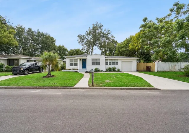 Photo 2 of Single family home for sale at 2808 E Pine St, Orlando, FL 32803 | MLS# O6443714 | Listing updated on 2026-10-28