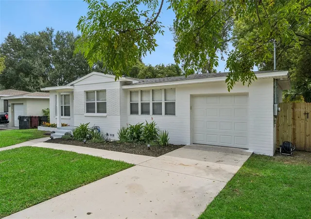 Photo 3 of Single family home for sale at 2808 E Pine St, Orlando, FL 32803 | MLS# O6443714 | Listing updated on 2026-10-28