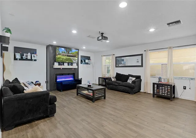 Photo 3 of Single family home for sale at 1124 Grant Ave, Mount Dora, FL 32757 | MLS# O6443720 | Listing updated on 2026-09-23
