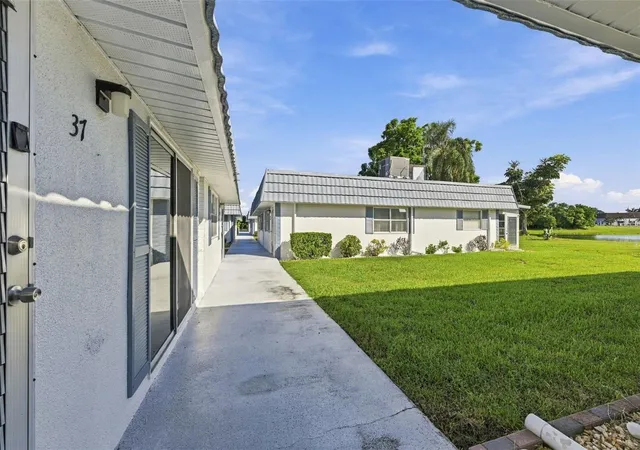 Listing Photo 3 - Condo for sale in building located at 1901 Andover Wy, SUN CITY CENTER, FL 33573 - Unit #37