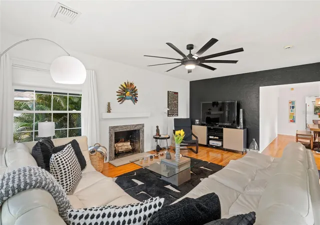 Photo 4 of Single family home for sale at 452 23rd Avenue N, Saint Petersburg, FL 33704 | MLS# TB8550930 | Listing updated on 2026-10-03