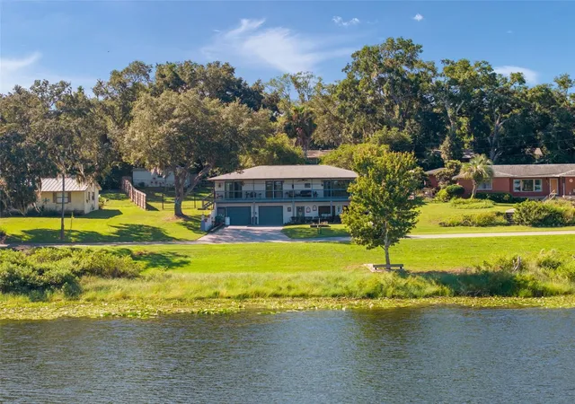 Photo 1 of Single family home for sale at 521 E Mirror Lake Dr, Fruitland Park, FL 34731 | MLS# G5118106 | Listing updated on 2026-09-28