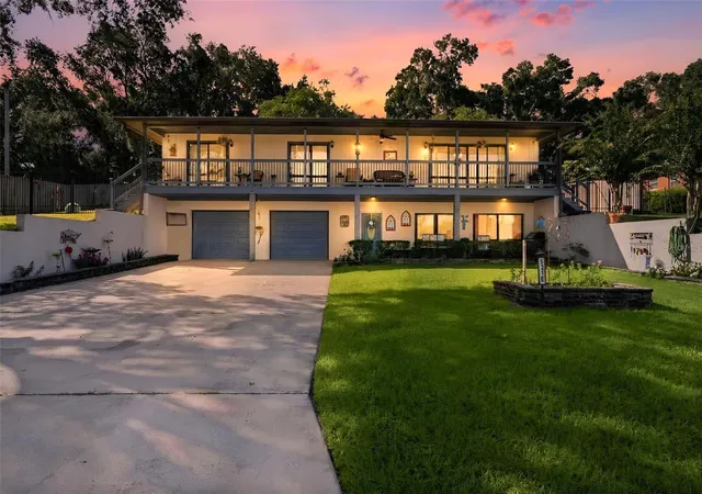 Photo 2 of Single family home for sale at 521 E Mirror Lake Dr, Fruitland Park, FL 34731 | MLS# G5118106 | Listing updated on 2026-09-28