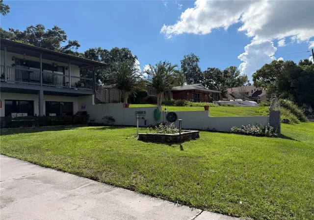 Photo 3 of Single family home for sale at 521 E Mirror Lake Dr, Fruitland Park, FL 34731 | MLS# G5118106 | Listing updated on 2026-09-22