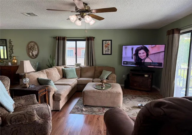 Photo 4 of Single family home for sale at 521 E Mirror Lake Dr, Fruitland Park, FL 34731 | MLS# G5118106 | Listing updated on 2026-09-22
