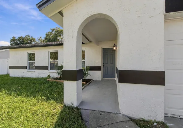 Photo 4 of Single family home for sale at 13918 Briardale Ln, Tampa, FL 33618 | MLS# TB8550941 | Listing updated on 2026-09-23