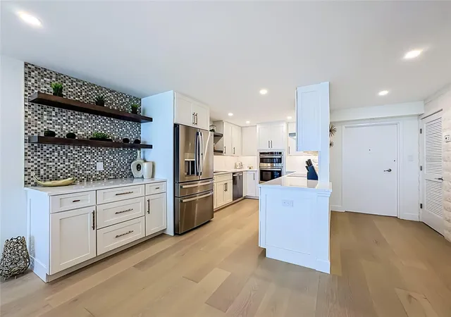 Photo 4 of Condo for sale at 435 S Gulfstream Ave #1006, Sarasota, FL 34236 | MLS# A4706923 | Listing updated on 2026-09-23
