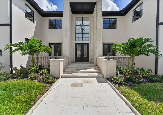 Photo 3 of Mansion for sale at 420 S Royal Poinciana Dr, Tampa, FL 33609 | MLS# TB8550963 | Listing updated on 2026-10-08