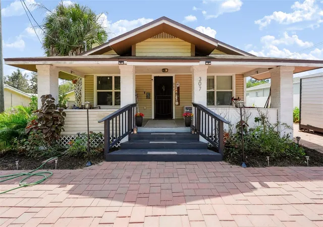 Photo 1 of Single family home for sale at 307 W Cherry St, Plant City, FL 33563 | MLS# TB8550968 | Listing updated on 2026-09-29