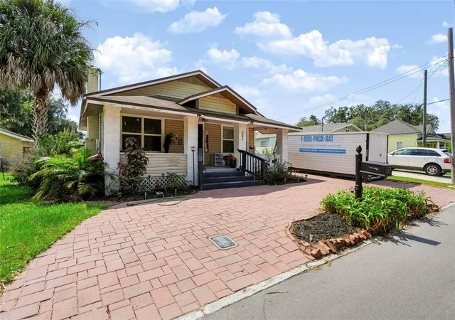 Photo 2 of Single family home for sale at 307 W Cherry St, Plant City, FL 33563 | MLS# TB8550968 | Listing updated on 2026-09-29
