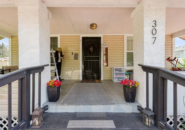 Photo 3 of Single family home for sale at 307 W Cherry St, Plant City, FL 33563 | MLS# TB8550968 | Listing updated on 2026-09-29
