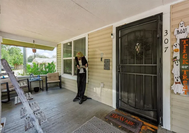 Photo 4 of Single family home for sale at 307 W Cherry St, Plant City, FL 33563 | MLS# TB8550968 | Listing updated on 2026-09-29