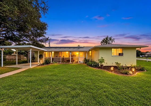 Single family home for sale at 122 Algiers Dr, VENICE, FL 34293 | MLS# L4965245