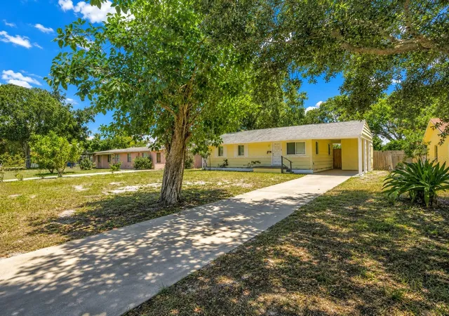 Photo 4 of Single family home for sale at 930 Alcazar Way S, Saint Petersburg, FL 33705 | MLS# TB8550981 | Listing updated on 2026-10-22