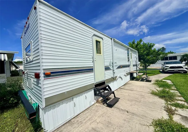 Photo 4 of Manufactured home for sale at 2215 73rd Street E #151, Palmetto, FL 34221 | MLS# D6148872 | Listing updated on 2026-10-03