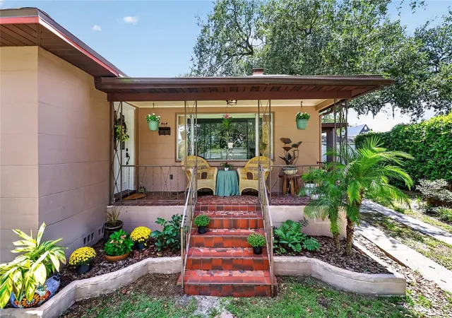 Photo 2 of Sale Pending at 404 W Belvedere St, Lakeland, FL 33803 | MLS# L4965249 | Listing updated on 2026-10-10