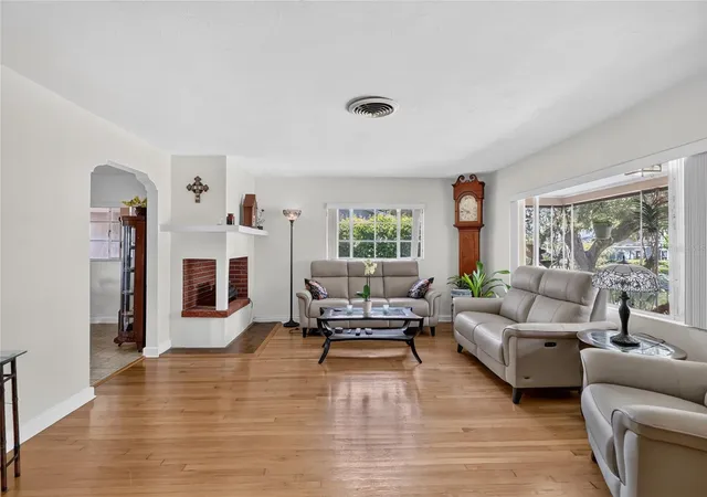 Photo 4 of Sale Pending at 404 W Belvedere St, Lakeland, FL 33803 | MLS# L4965249 | Listing updated on 2026-10-10