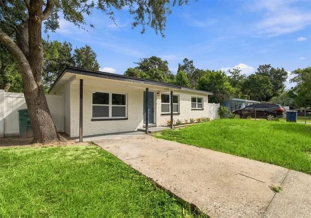 Photo 2 of Single family home for sale at 4216 N Sandalwood Cir, Tampa, FL 33617 | MLS# TB8551019 | Listing updated on 2026-10-01