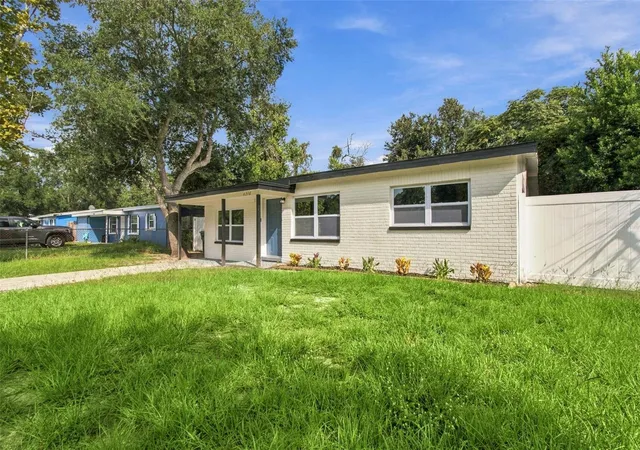 Photo 3 of Single family home for sale at 4216 N Sandalwood Cir, Tampa, FL 33617 | MLS# TB8551019 | Listing updated on 2026-10-01