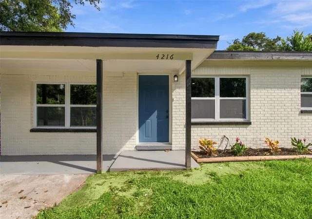 Photo 3 of Single family home for sale at 4216 N Sandalwood Cir, Tampa, FL 33617 | MLS# TB8551019 | Listing updated on 2026-10-01
