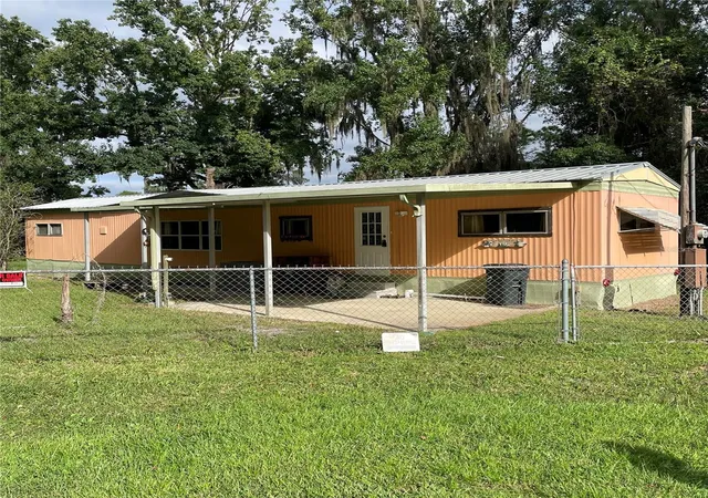 Photo 3 of Manufactured home for sale at 122 Royal Ave, Interlachen, FL 32148 | MLS# OM732683 | Listing updated on 2026-10-02