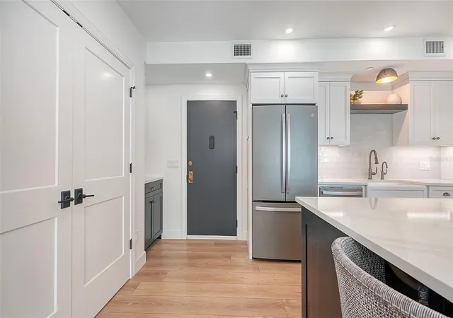 Photo 3 of Condo for sale at 1102 Benjamin Franklin Dr #810, Sarasota, FL 34236 | MLS# A4706938 | Listing updated on 2026-10-05