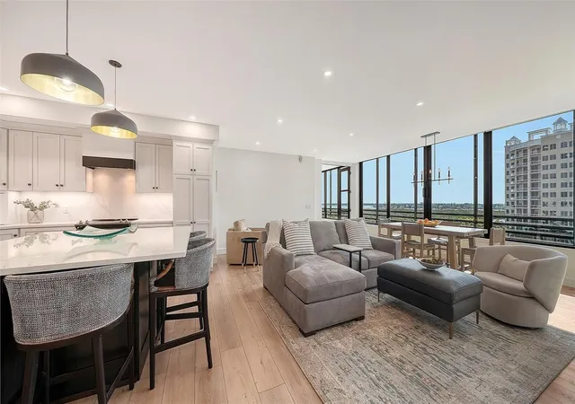 Photo 3 of Condo for sale at 1102 Benjamin Franklin Dr #810, Sarasota, FL 34236 | MLS# A4706938 | Listing updated on 2026-10-05