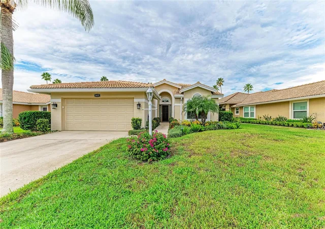 Photo 2 of Single family home for sale at 6635 Oakbrooke Cir, Bradenton, FL 34202 | MLS# A4706941 | Listing updated on 2026-09-23