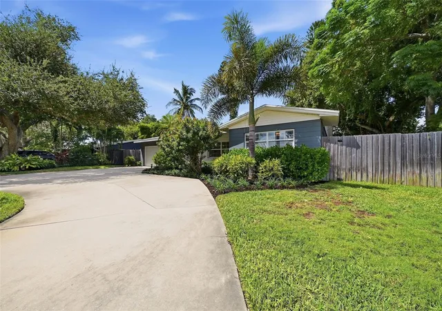 Photo 4 of Single family home for sale at 6675 Colony Dr S, Saint Petersburg, FL 33705 | MLS# TB8551032 | Listing updated on 2026-10-11
